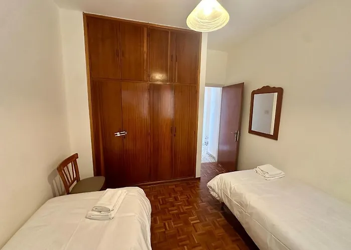 2 Bedroom Flat By The Sea *