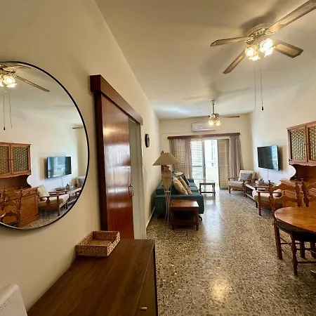 2 Bedroom Flat By The Sea Apartment