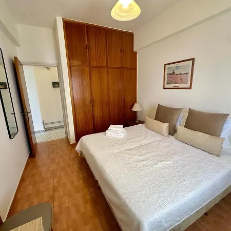 2 Bedroom Flat By The Sea Apartment