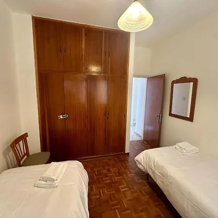 2 Bedroom Flat By The Sea *