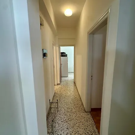 2 Bedroom Flat By The Sea *