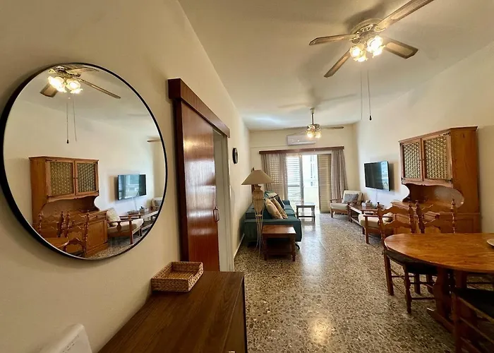 2 Bedroom Flat By The Sea Apartment