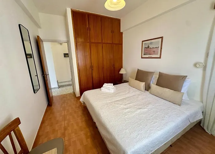 2 Bedroom Flat By The Sea Apartment