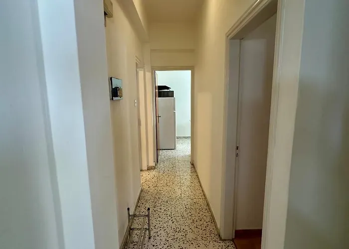 2 Bedroom Flat By The Sea *